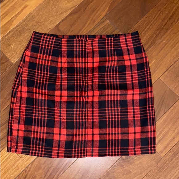 Black and red plaid skirt - Picture 2 of 2